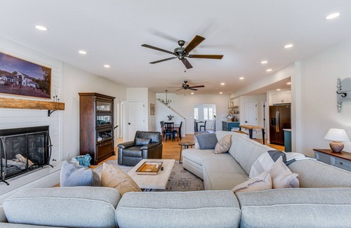 Townville Casa | Lake Hartwell Home w/ Dock + Fire Pit!