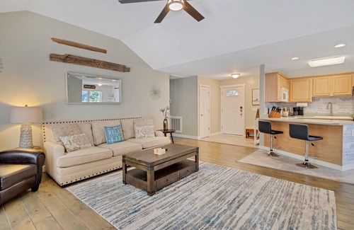Townville Casa | "Lake Hartwell, Waterfront Cottage with Views, near Clemson"