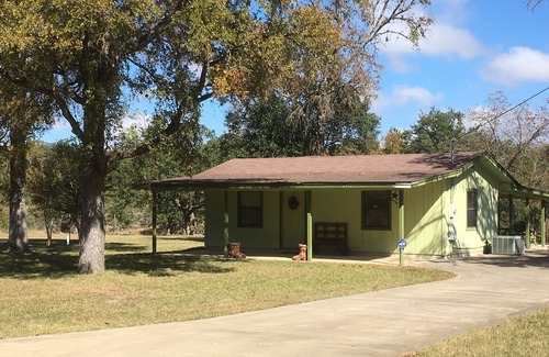 Bandera Casa | LAKE HIAWATHA COTTAGE