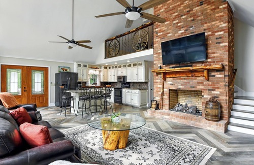 Conover Casa | Lake Hickory Waterfront Retreat