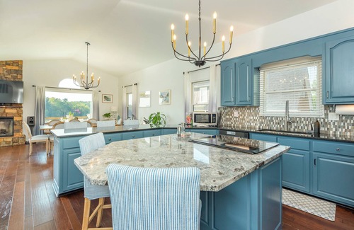 Marion Lake Club Casa | Lake Home – 3BR, 2 Balconies & Stunning Views from Private Waterfront Deck