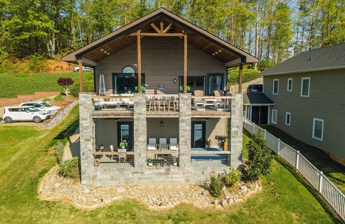 Marion Lake Club Casa | Lake Home – 3BR, 2 Balconies & Stunning Views from Private Waterfront Deck