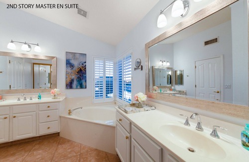 Arrowhead Lakes Casa | ¡Nuevo! Lujosas vistas de la piscina y el jacuzzi "The Parrot Hideaway" de la casa del lago de lujo