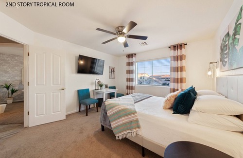 Arrowhead Lakes Casa | ¡Nuevo! Lujosas vistas de la piscina y el jacuzzi "The Parrot Hideaway" de la casa del lago de lujo