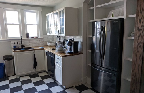 Geneva-on-the-Lake Casa | Lake House located in the heart of The Strip.