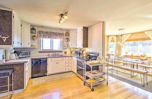 Kelseyville Casa | Lake house perched on a hill w/views & w/ SUP's kayaks & E-Bikes & pool