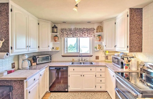 Kelseyville Casa | Lake house perched on a hill w/views & w/ SUP's kayaks & E-Bikes & pool