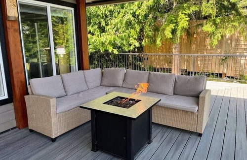 Salmon Arm Cabaña | Lake House Retreat - Waterfront!
