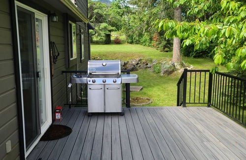 Salmon Arm Cabaña | Lake House Retreat - Waterfront!