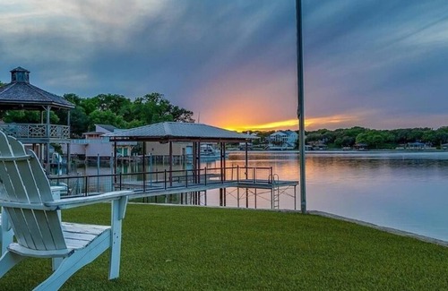 Lake Country Casa | Lake house with 5 bedrooms total including guest house, outdoor kitchen etc.