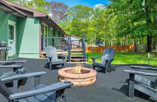 Pocono Summit Casa | Lake House with Fire Pit, Kayaks & Games, minutes from Kalahari