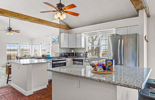 Azle Casa | Lake House with Hot Tub + Games
