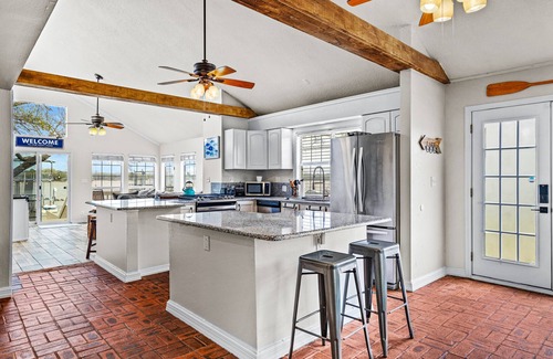 Azle Casa | Lake House with Hot Tub + Games