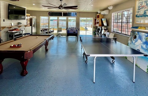 Azle Casa | Lake House With Private Pickleball Ct + Game Room At The Beautiful Cooley Point