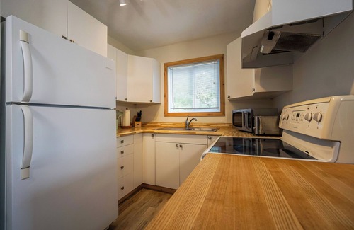 Tobermory Cabaña | Lake Huron Water view - 5 Minutes to Downtown Tobermory