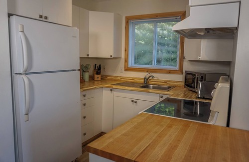 Tobermory Cabaña | Lake Huron Water view - 5 Minutes to Downtown Tobermory