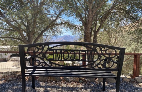 Wofford Heights Cabaña | Lake Isabella cabin has captivating views of the lake and mountains.