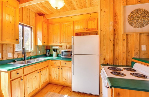 Six Mile Cabina | Lake Keowee Access: Idyllic Six Mile Cabin!