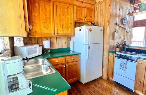 Six Mile Cabina | Lake Keowee! Cozy 2-bedroom cabin in peaceful Six Mile with Pool and Dock Access
