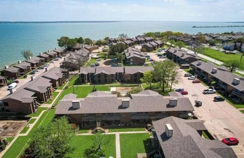 Garland Condominio | Lake life 1-bedroom,1-bath condo in peaceful Garland TX