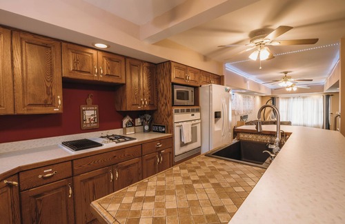 Michigan City Casa | Lake Life Escape. 5 Minutes to the beach, zoo, & casino