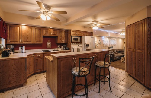 Michigan City Casa | Lake Life Escape. 5 Minutes to the beach, zoo, & casino