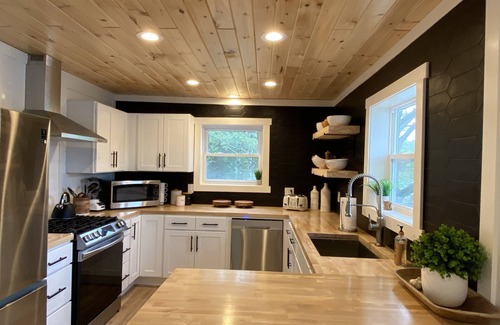 Evart Casa | Lake Lure Family Retreat