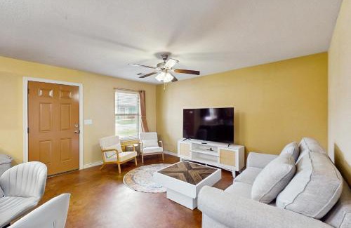 Kingsland Casa | Lake Memories Cottage & Llano River Getaway