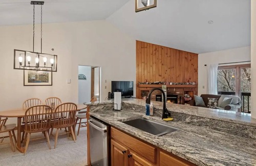 North Woodstock Condominio | ~Lake & Mountain Resort~ w/ Clubhouse, Pool, Hot Tub
