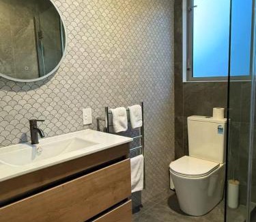 Fernhill Casa | Lake & Mountain Views with Spa & Home Cinema