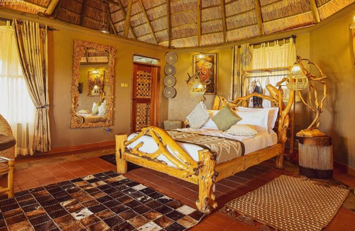 Kasese Cabina | Lake Munyanyange Caves Lodge