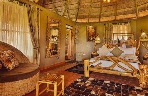 Kasese Cabina | Lake Munyanyange Caves Lodge