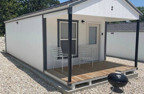 Rocky Mount Cabina | Lake of the Ozarks affordable getaway. Brand new cozy cabin