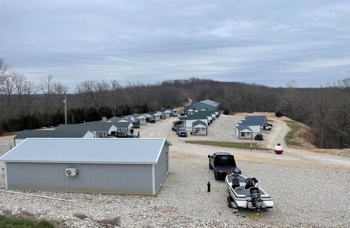 Rocky Mount Cabina | Lake of the Ozarks affordable getaway. Brand new cozy cabin