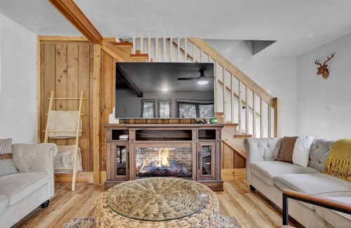 Pocono Summit Chalet De Esquí | Lake, Pool, 7 mins to Kalahari! Chalet Style Home!