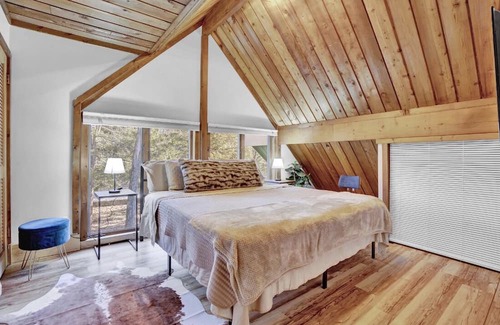 Pocono Summit Chalet De Esquí | Lake, Pool, 7 mins to Kalahari! Chalet Style Home!