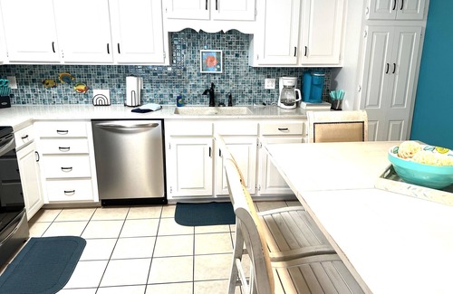 Osage Beach Condominio | Lake + Pool Views 2BR Cozy Getaway in Osage Beach Steps to Fun & Sun & Sand