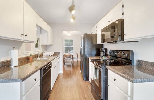 Pooler Casa | Lake Retreat near Savannah