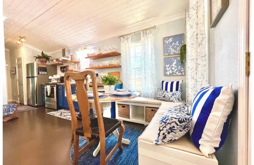 Etoile Cabina | Lake Sam Rayburn "True" Waterfront Escape - Bring Boat, Kayak & Fishing Poles!
