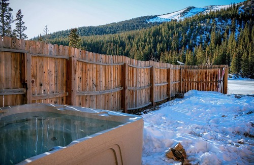 Saint Mary's Cabina | Lake side Cabin with Hot tub and views of St. Mary’s Glacier