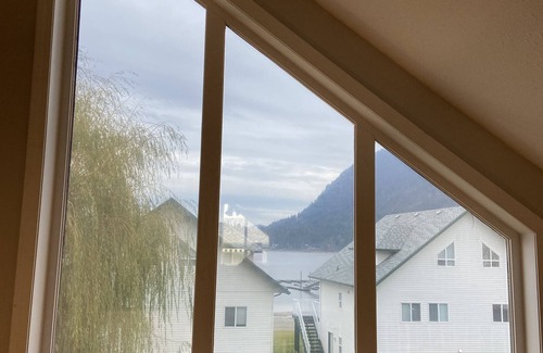 Sicamous Casa | Lado del lago, playa privada, resbalón del barco, comunidad cerrada en el lago Mara, ac