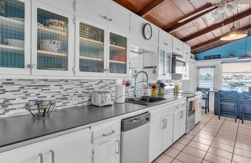 Winter Haven Casa | Lake Silver Retreat – 5BR Lakefront Home w/ Dock, Kayaks & Legoland-Themed Room – Perfect Getaway!