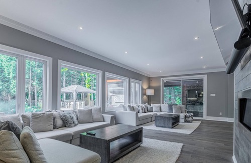 Oro-Medonte Casa | Lake Simcoe Cottage with pool & hot tub