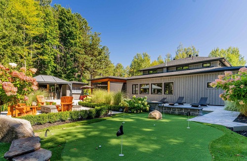 Oro-Medonte Casa | Lake Simcoe Cottage with pool & hot tub