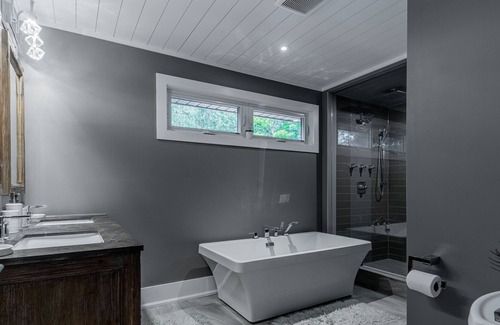 Oro-Medonte Casa | Lake Simcoe Cottage with pool & hot tub