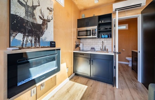 Madras Casa | Lake Simtustus Resort Crown Point Tiny Home #13 - Hot Tub