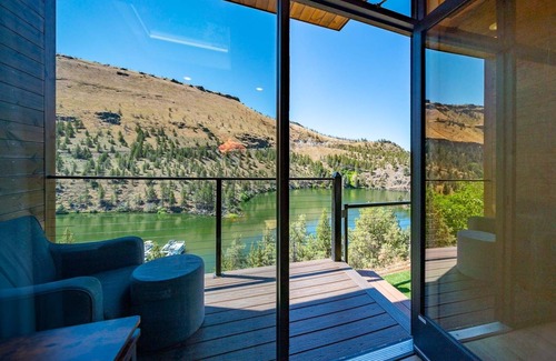 Madras Casa | Lake Simtustus Resort Crown Point Tiny Home #13 - Hot Tub