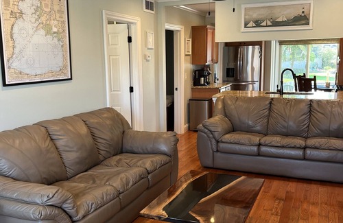 Harrison Township Casa | Lake St. Clair Lodge - Waterfront