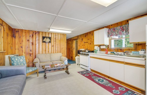 Rumney Cabina | ¡NUEVO! Lake Stinson Cottage w / Sunroom y muelle compartido!