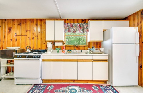 Rumney Cabina | ¡NUEVO! Lake Stinson Cottage w / Sunroom y muelle compartido!